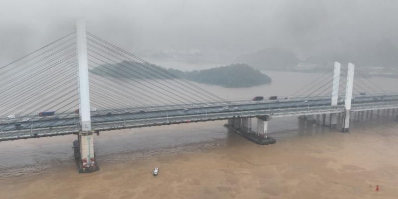 广东佛山九江大桥防撞墩受船舶擦碰，，，船只淹没